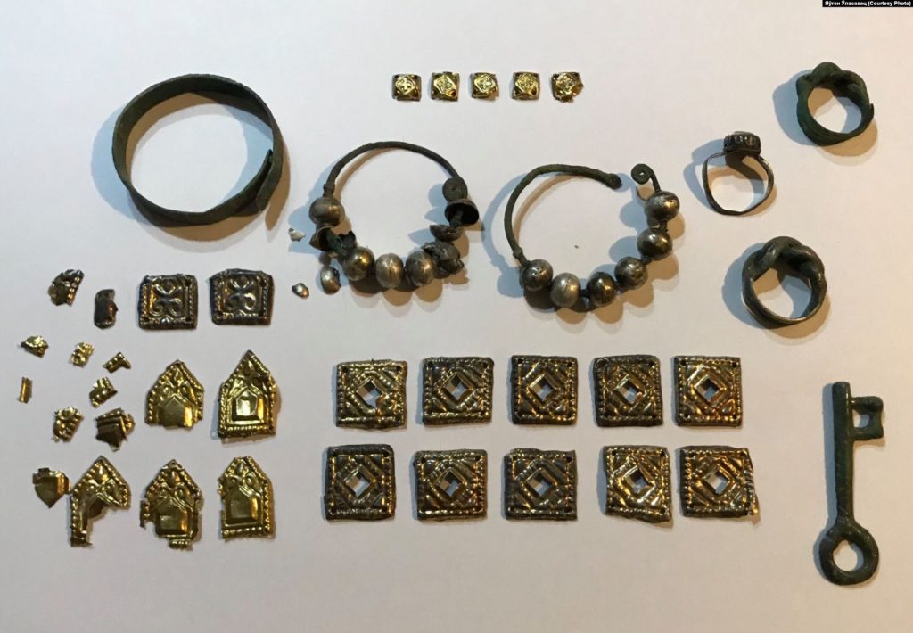 В Гольшанах заливают бетоном уникальное захоронение XIV века