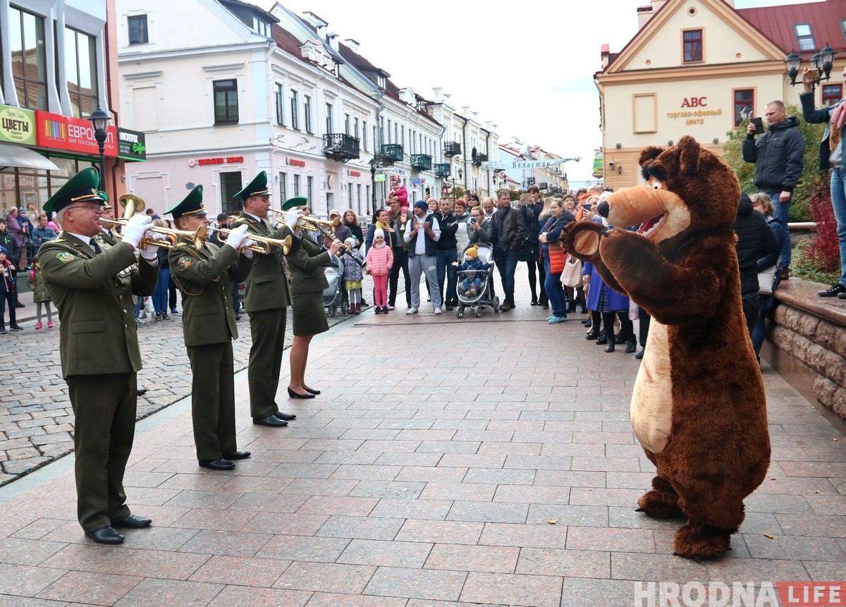 У Гродне прайшоў парад Дзядоў Марозаў. Але Снягурак аказалася больш