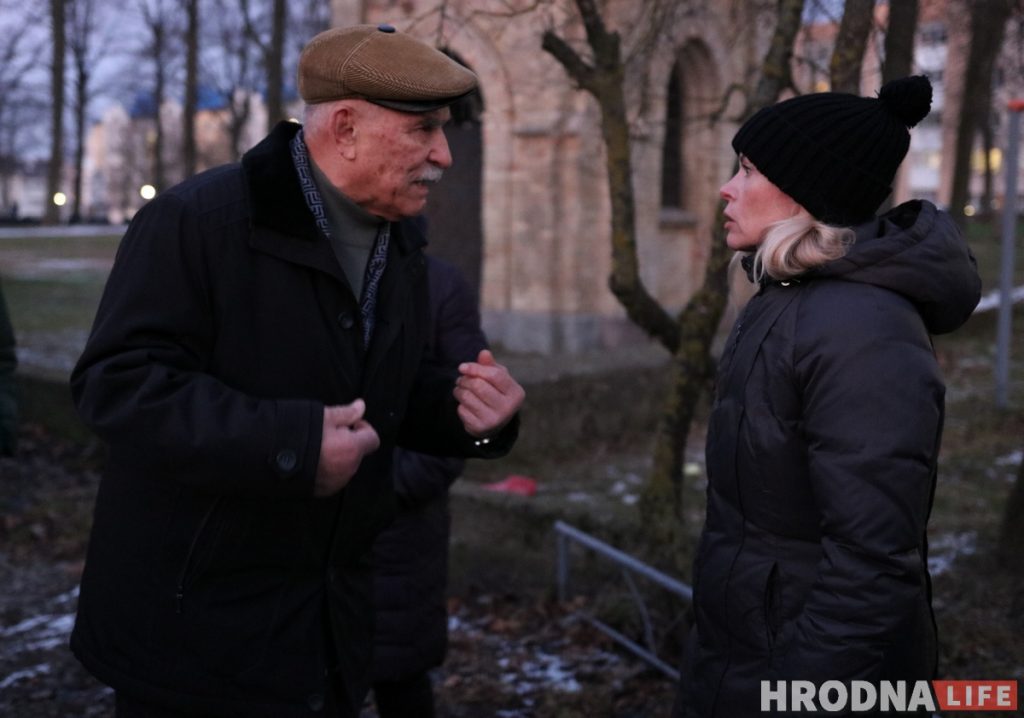 Ветэраны хочуць ссекчы дрэвы на вайсковых могілках. Жыхары Белуша супраць