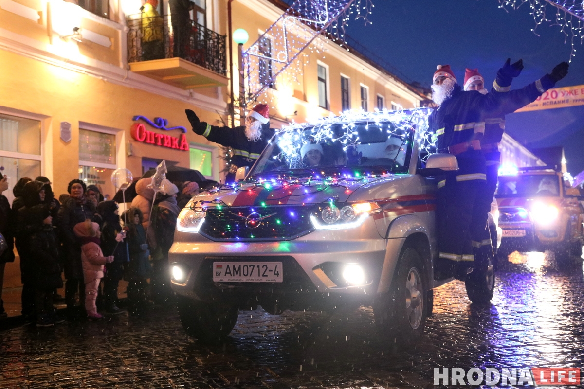 У Гродне прайшоў парад Дзядоў Марозаў. Але Снягурак аказалася больш
