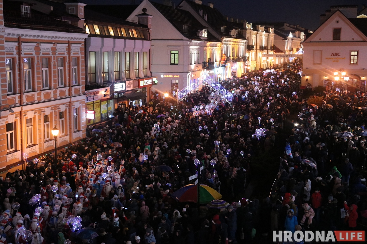 У Гродне прайшоў парад Дзядоў Марозаў. Але Снягурак аказалася больш