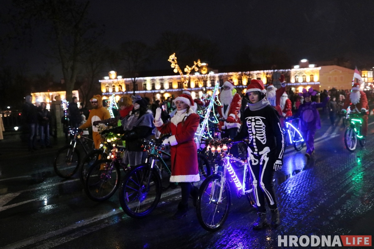 У Гродне прайшоў парад Дзядоў Марозаў. Але Снягурак аказалася больш