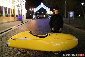 Без Wi-Fi і з раскладнымі канапамі. Праехалі ў першым прычапным вагоне на Маскву Яша Бойттлер путешественник на желтом веломобиле. Желтый веломобиль из Германии