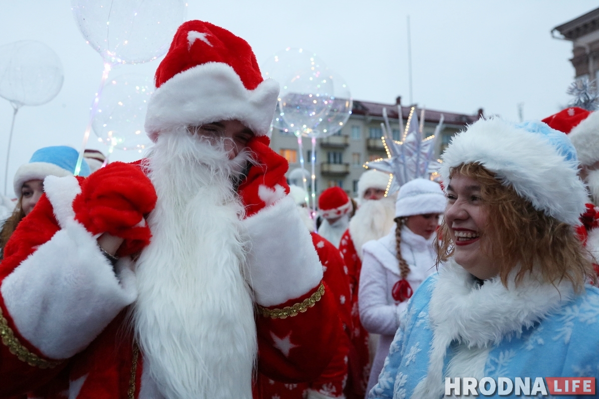 У Гродне прайшоў парад Дзядоў Марозаў. Але Снягурак аказалася больш