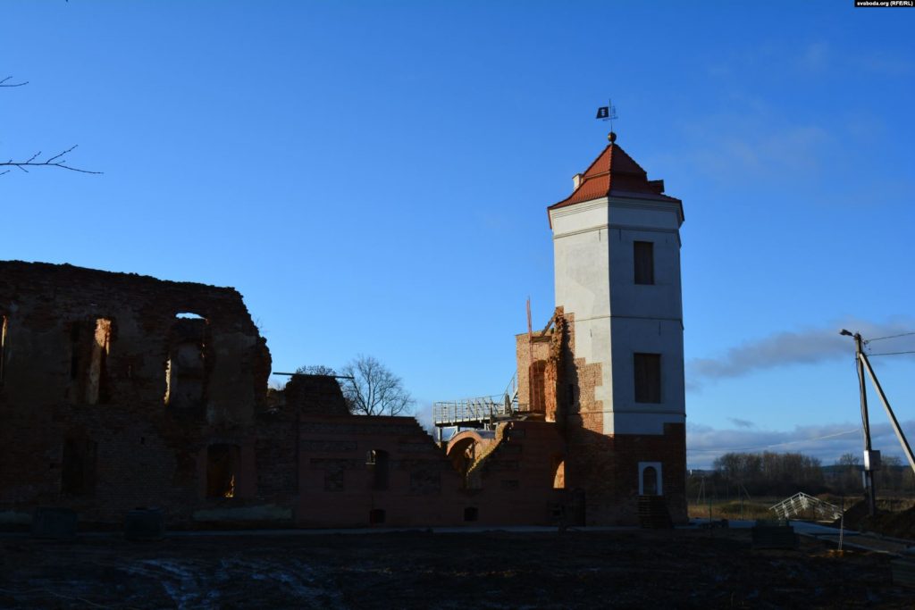В Гольшанах заливают бетоном уникальное захоронение XIV века
