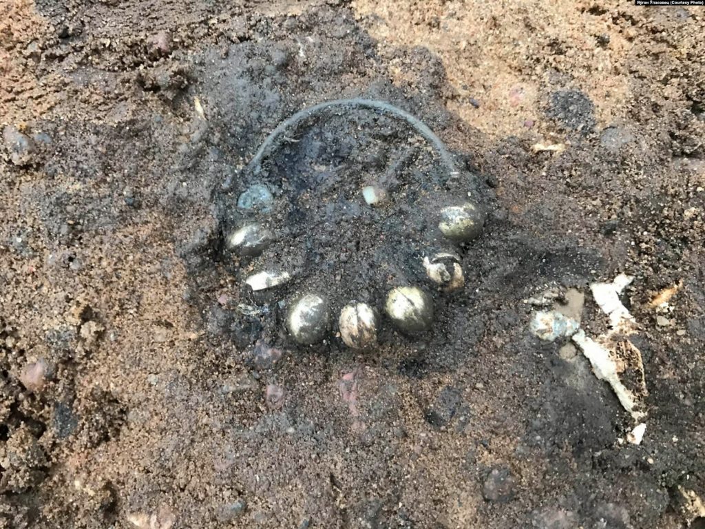 В Гольшанах заливают бетоном уникальное захоронение XIV века