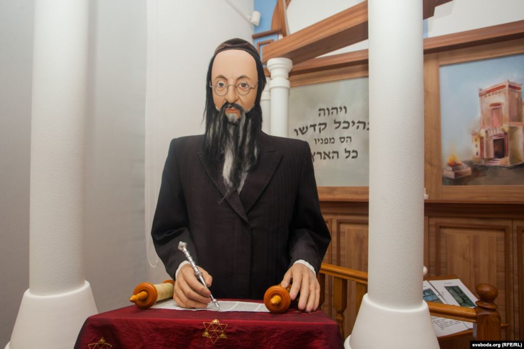 Рабін, цырульня і Статут ВКЛ. Што можна ўбачыць у яўрэйскай экспазіцыі музею ў Іўі. ФОТА