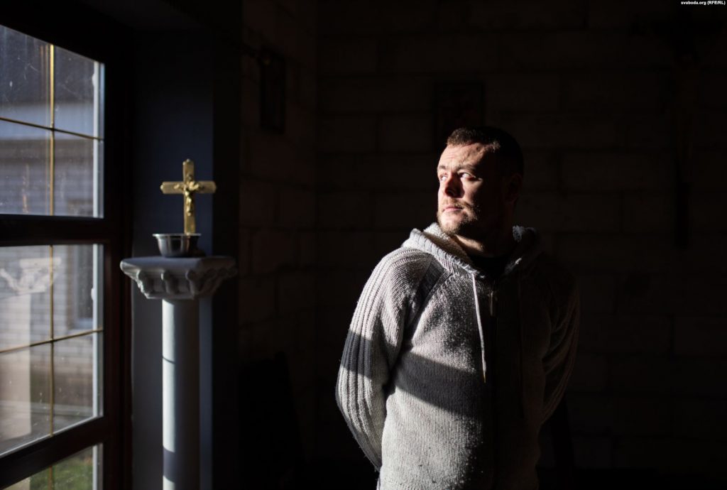 «Я не летаю на метле». Эпатажный священник из Новогрудка о членах, БРСМ, тюрьме, ВИЧ и маме