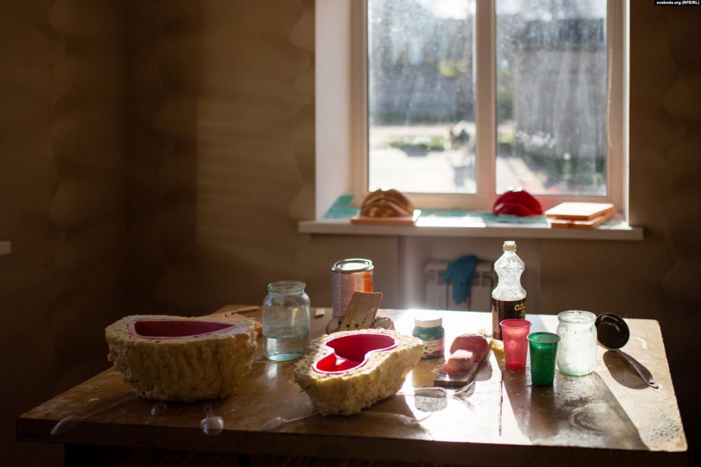 «Я не летаю на метле». Эпатажный священник из Новогрудка о членах, БРСМ, тюрьме, ВИЧ и маме