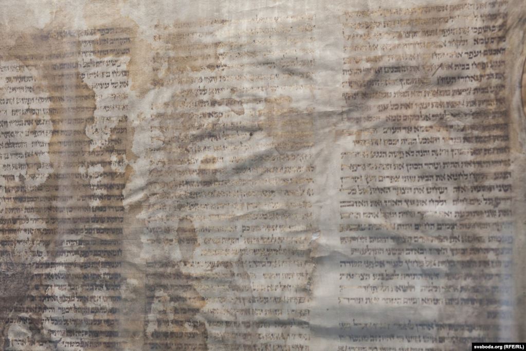 Рабін, цырульня і Статут ВКЛ. Што можна ўбачыць у яўрэйскай экспазіцыі музею ў Іўі. ФОТА