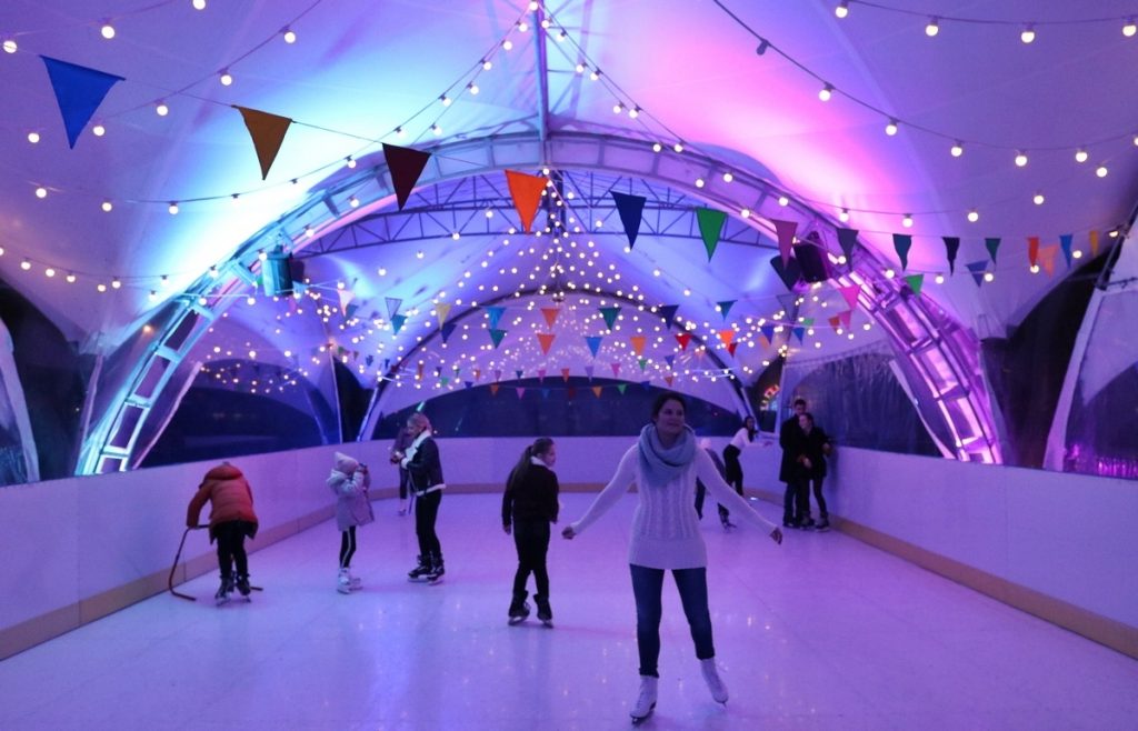 Глядзіце, як працуе каток на даху гандлёвага дома "Нёман"