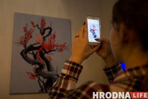 «Улада цемры» на бел-чырвона-белым фоне. Выстава мастачкі Валянціны Шобы адкрылася ў Гродне