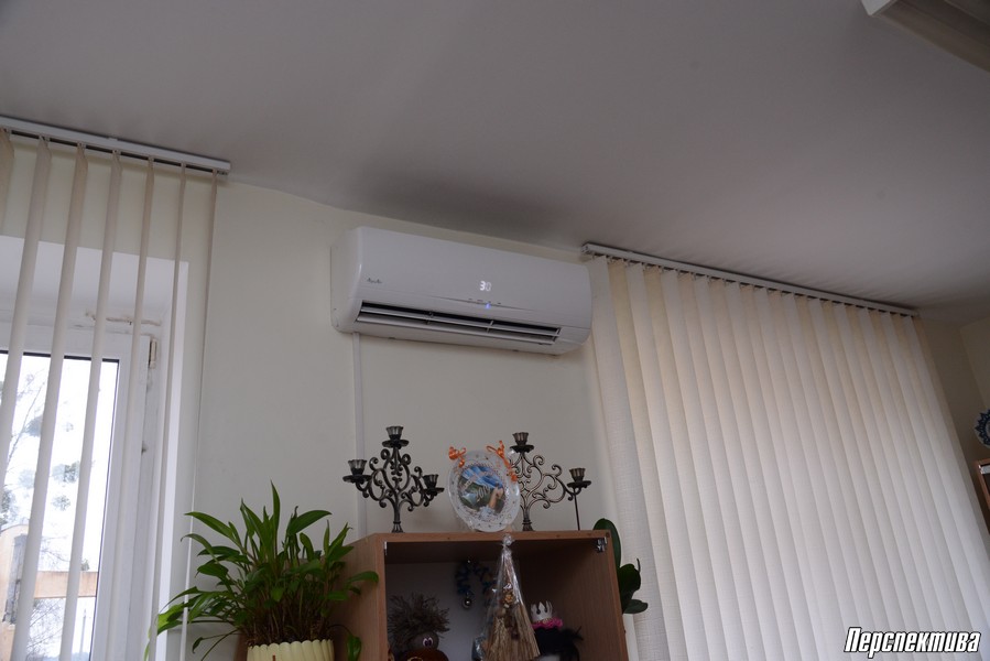 В Гоже парикмахер вынуждена работать в окружении обогревателей