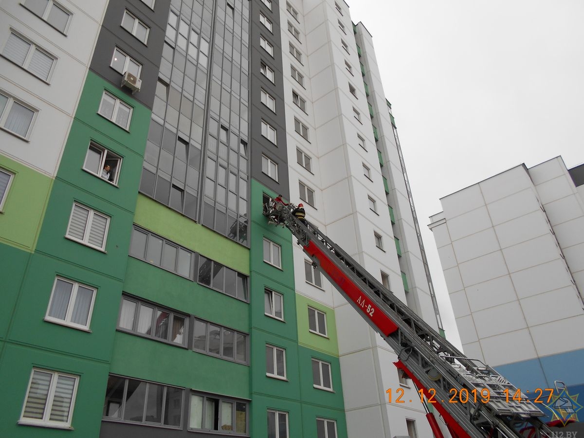 В Гродненской многоэтажке горел лифт. Эвакуировали 11 человек