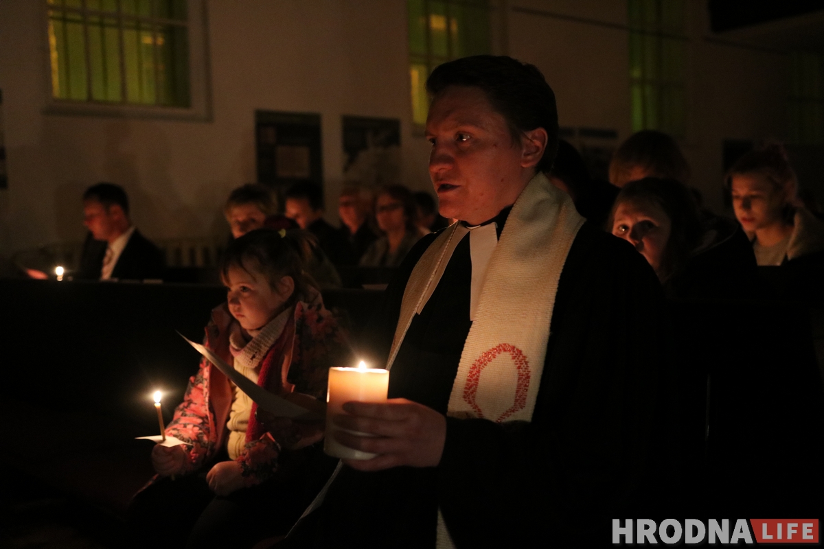 Напярэдадні Раства гродзенскія лютэране сабраліся ў кірсе і праспявалі ў цемры "Ціхая ноч"