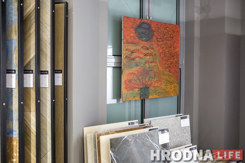 Искусство на фоне дизайна. Выставка Егора Коткина открылась в строительном магазине