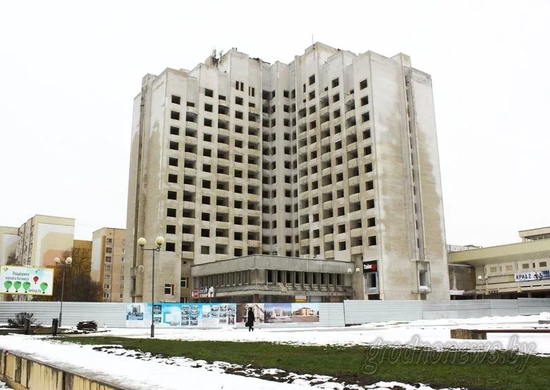 Гасцініца «Гродна» ў 2019 годзе. Тады пачалася яе рэканструкцыя, якая ў выніку ператварылася ў доўгабуд