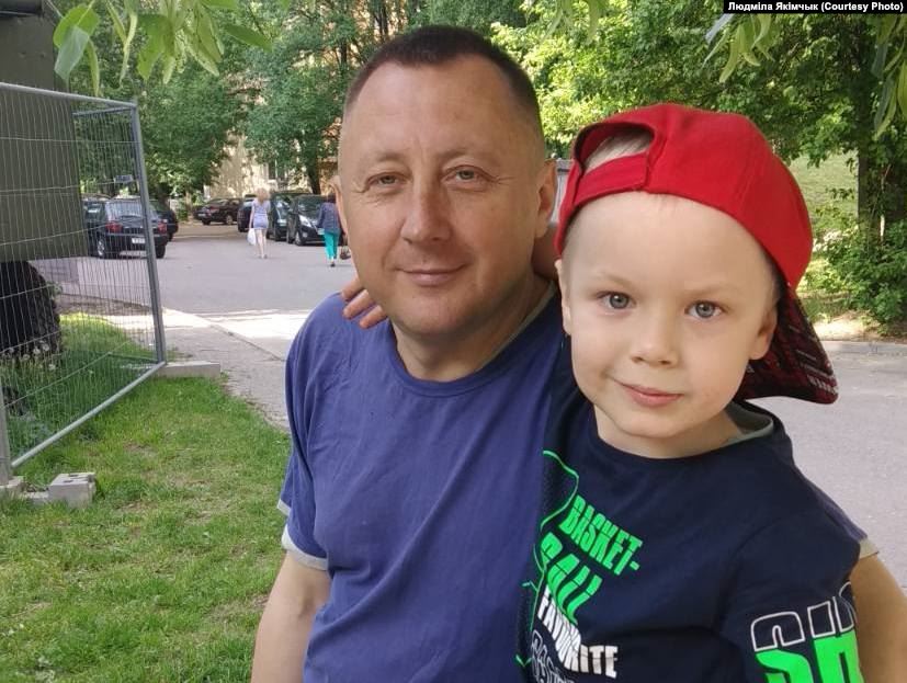 «Але ж я ў гэтым не вінаваты». Маленькі Міша, зь якім бацька хаваўся ў Расеі, вярнуўся дадому