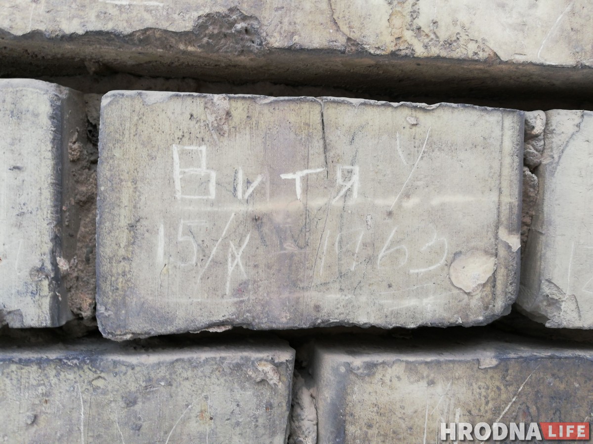 “Тут быў Віця”. Што гродзенцы пісалі на сценах 100 гадоў таму і што пішуць зараз