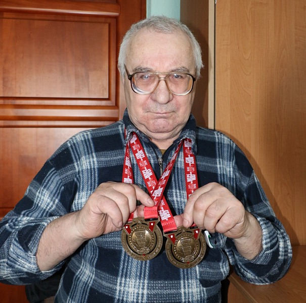 У 78 гадоў - два залатыя медалі. Мужчына выступіў на чэмпіянаце свету па паўэрліфтынгу владимир архипов