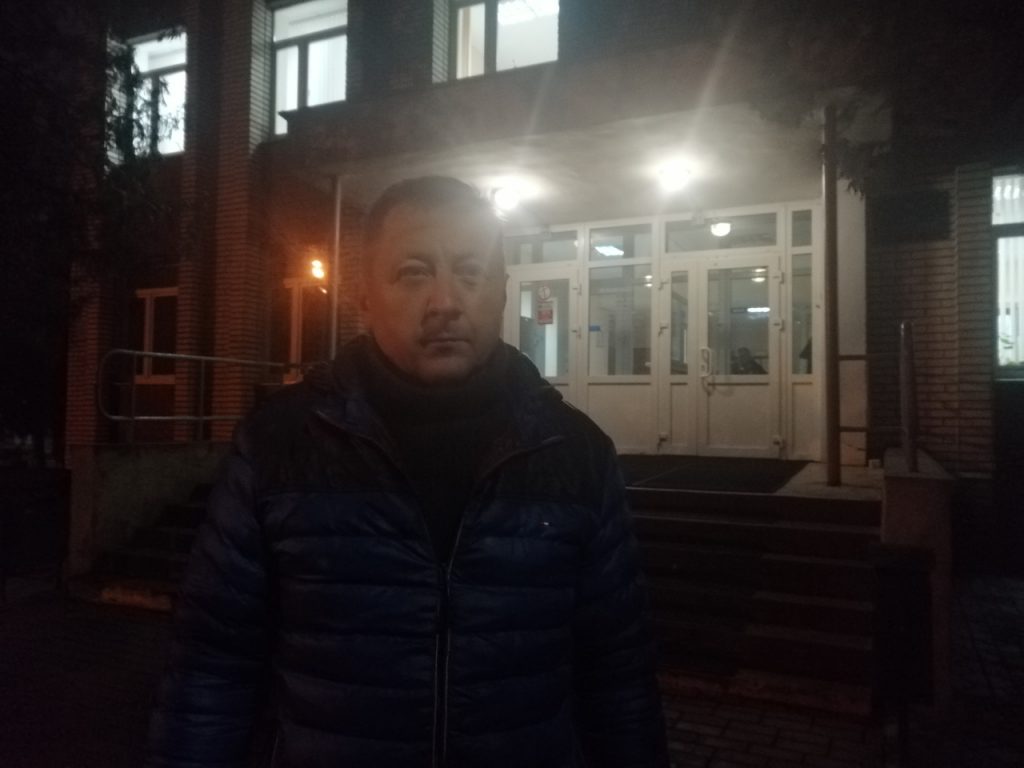 "Освободить, потому что инвалид". Мужчину, который 2 месяца скрывался с сыном в России, не накажут за избиение жены