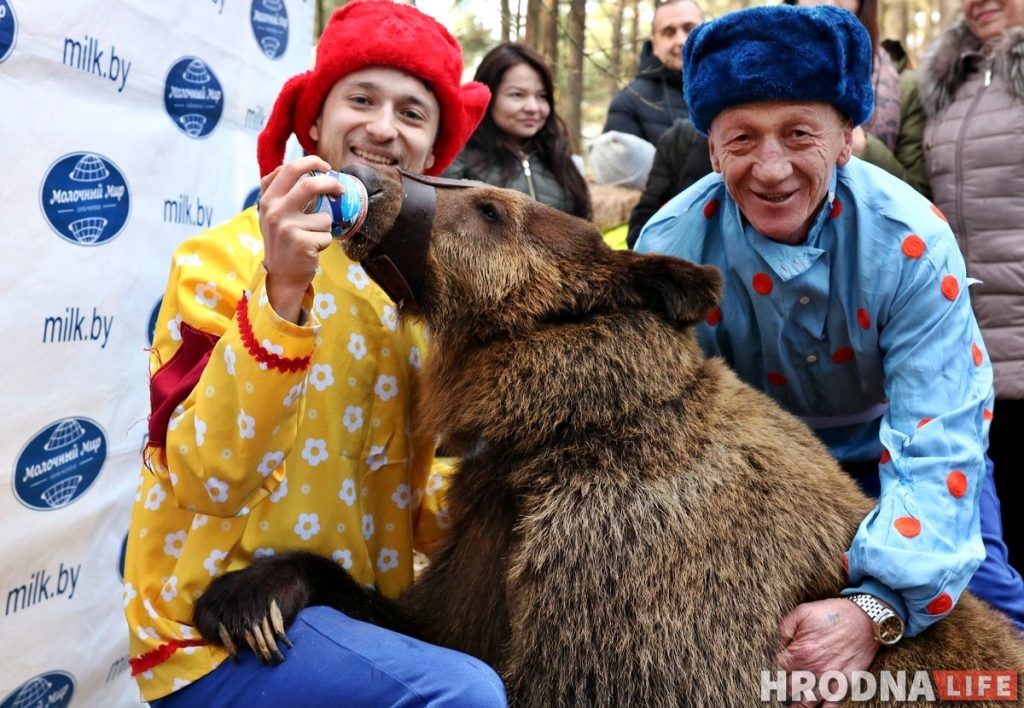 Жывы мядзведзь на Масленіцы Живой медведь на Масленице