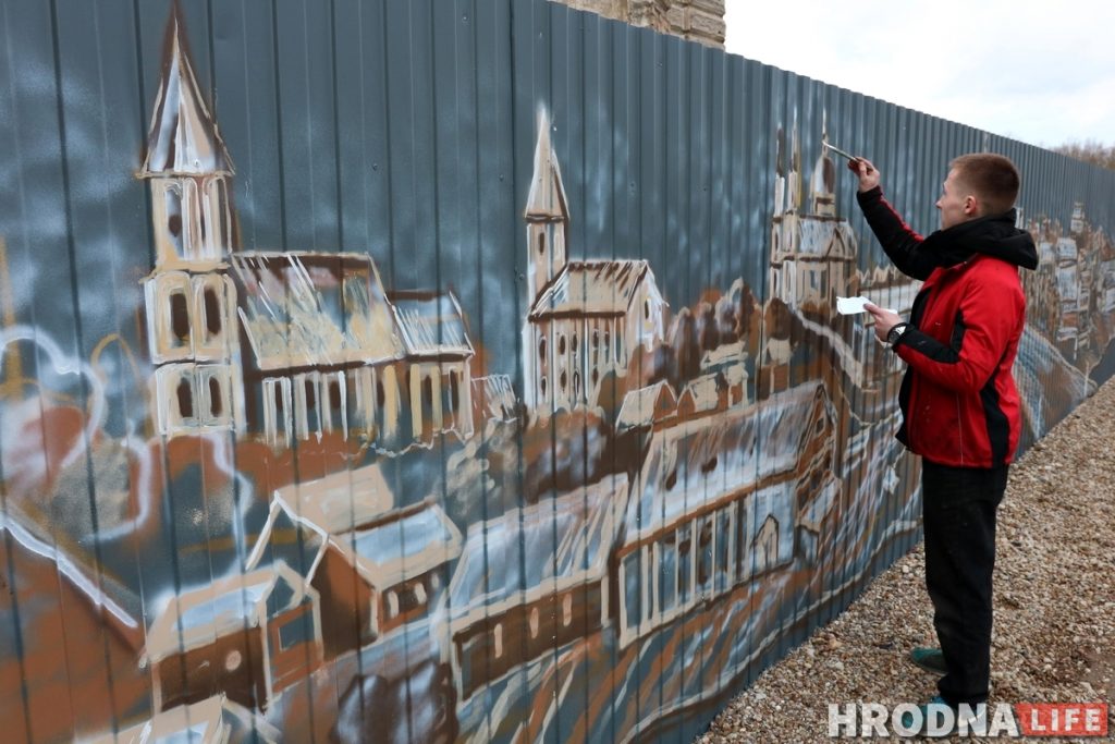 На плоце ля сінагогі малююць панараму старога Гродна