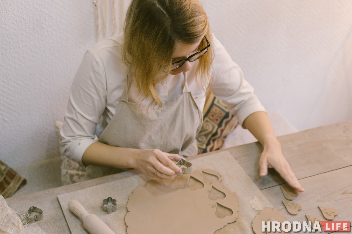 «Прамяняла белы халат на бруд». Гродзененка сышла з медыцыны, каб ляпіць гліняны посуд