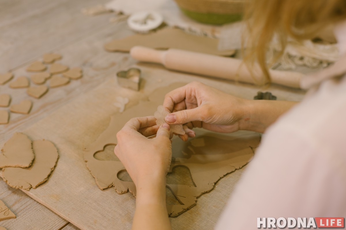 «Прамяняла белы халат на бруд». Гродзененка сышла з медыцыны, каб ляпіць гліняны посуд