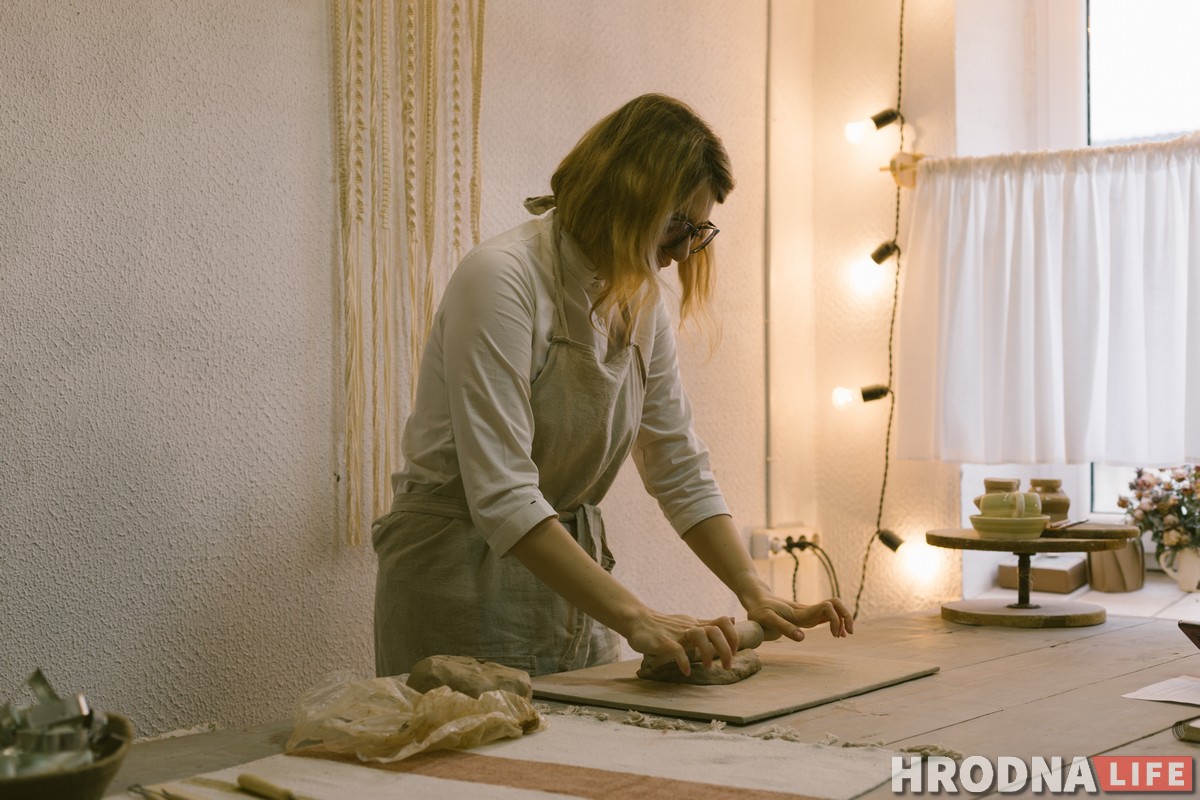 «Прамяняла белы халат на бруд». Гродзененка сышла з медыцыны, каб ляпіць гліняны посуд