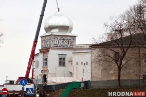 На вежу Старога замка паставілі купал. Глядзіце, як гэта выглядае