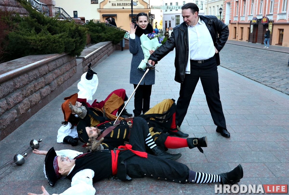 Гродзенец на Савецкай пабіўся на шпагах і паклікаў дзяўчыну замуж (ВІДЭА)