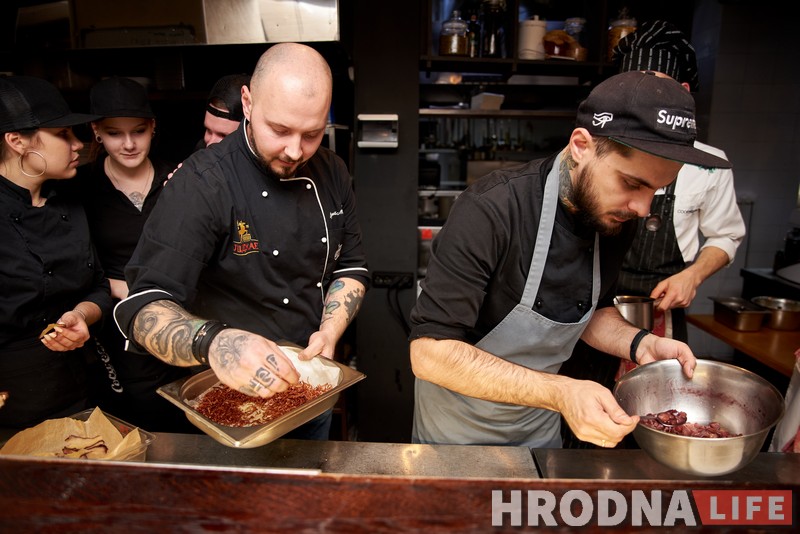 «Кухар у курылцы» і «чалавек з нажом». Шэф з Гродна стаў пісьменнікам і прадставіў першую кнігу