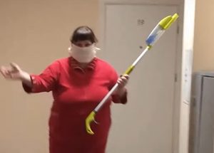 Вірус не пройдзе: як на Таўлая жыхары самі апрацоўваюць пад'езд