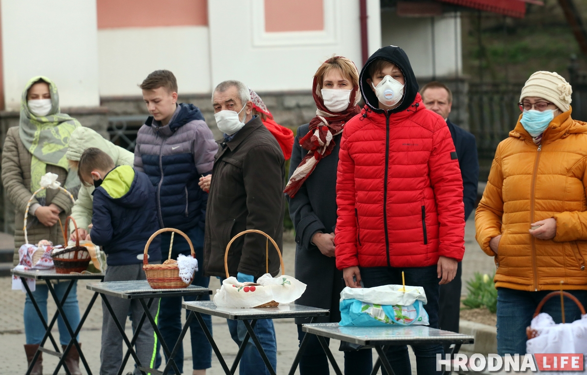 Трымалі дыстанцыю і былі ў масках: як праваслаўныя ў Гродне асвячалі велікодную ежу Трымалі дыстанцыю і былі ў масках: як праваслаўныя ў Гродне асвячалі велікодную ежу