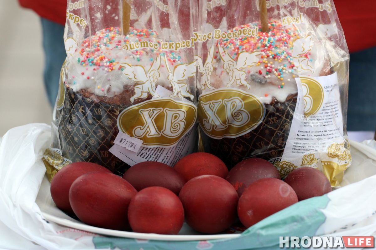 Трымалі дыстанцыю і былі ў масках: як праваслаўныя ў Гродне асвячалі велікодную ежу Трымалі дыстанцыю і былі ў масках: як праваслаўныя ў Гродне асвячалі велікодную ежу