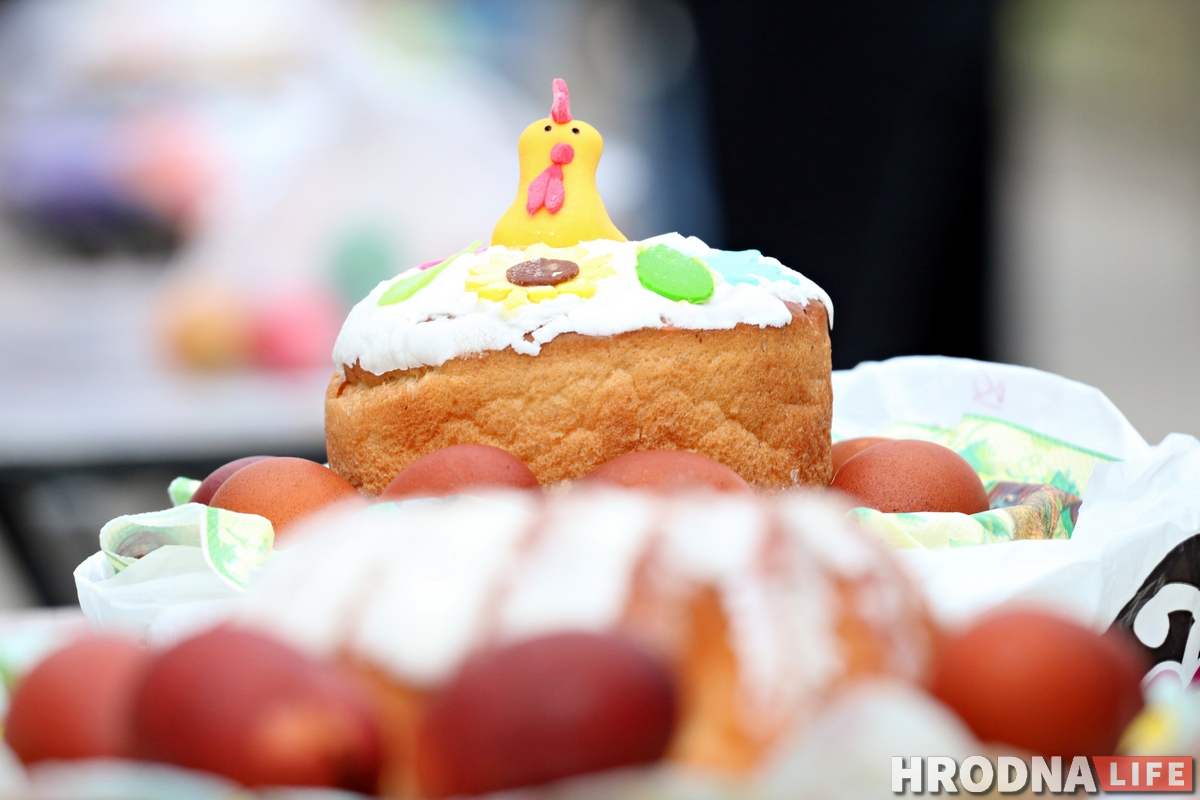 Трымалі дыстанцыю і былі ў масках: як праваслаўныя ў Гродне асвячалі велікодную ежу Трымалі дыстанцыю і былі ў масках: як праваслаўныя ў Гродне асвячалі велікодную ежу