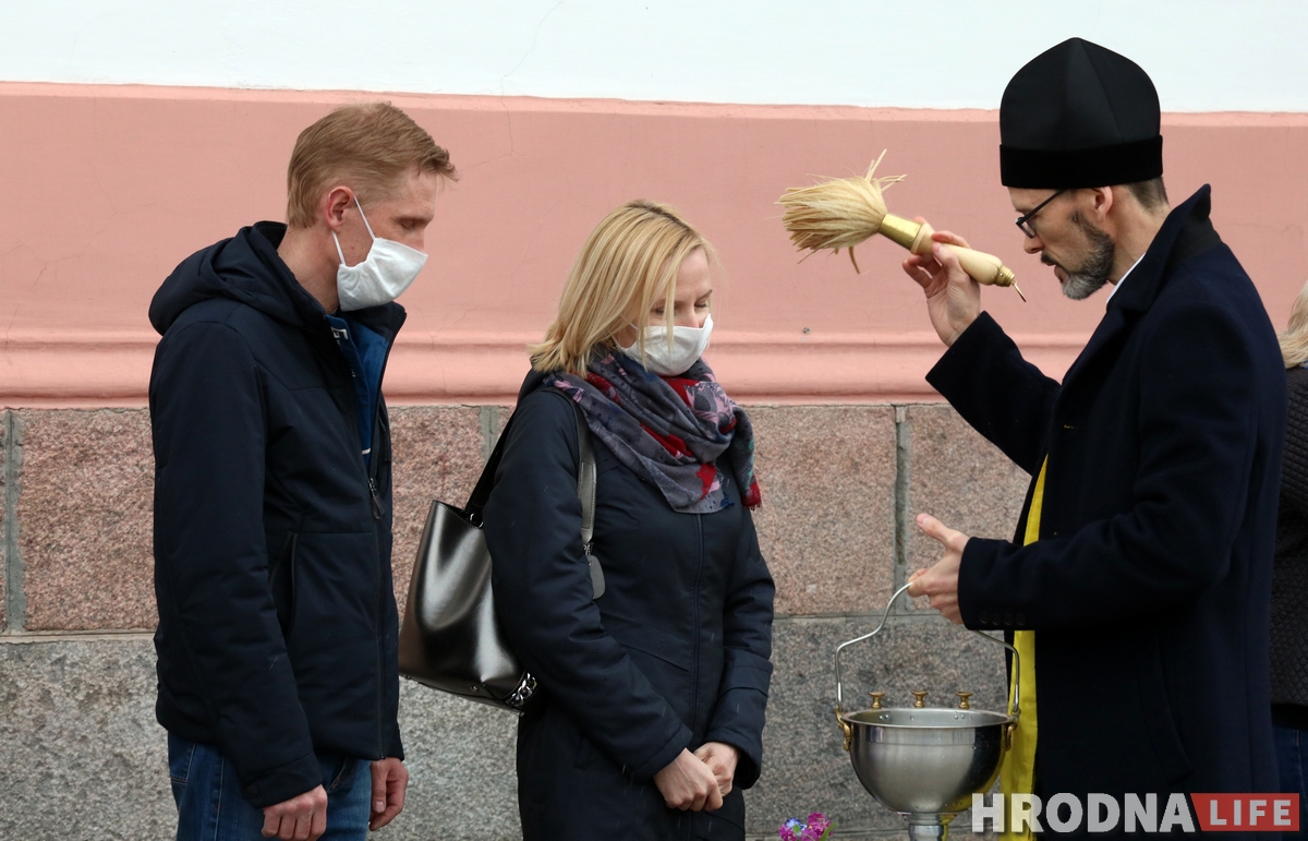 Трымалі дыстанцыю і былі ў масках: як праваслаўныя ў Гродне асвячалі велікодную ежу Трымалі дыстанцыю і былі ў масках: як праваслаўныя ў Гродне асвячалі велікодную ежу