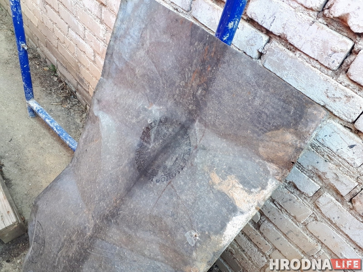 Такім жалезам пакрывалі Нотр-Дам: на даху дома ў Гродне знайшлі старадаўняе таўро Такім жалезам пакрывалі Нотр-Дам: на даху дома ў Гродне знайшлі старадаўняе таўро