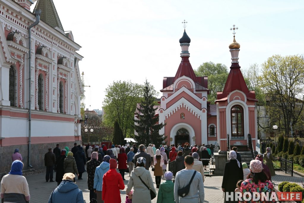Литургия в Покровском соборе прошла на улице. Священники были в масках