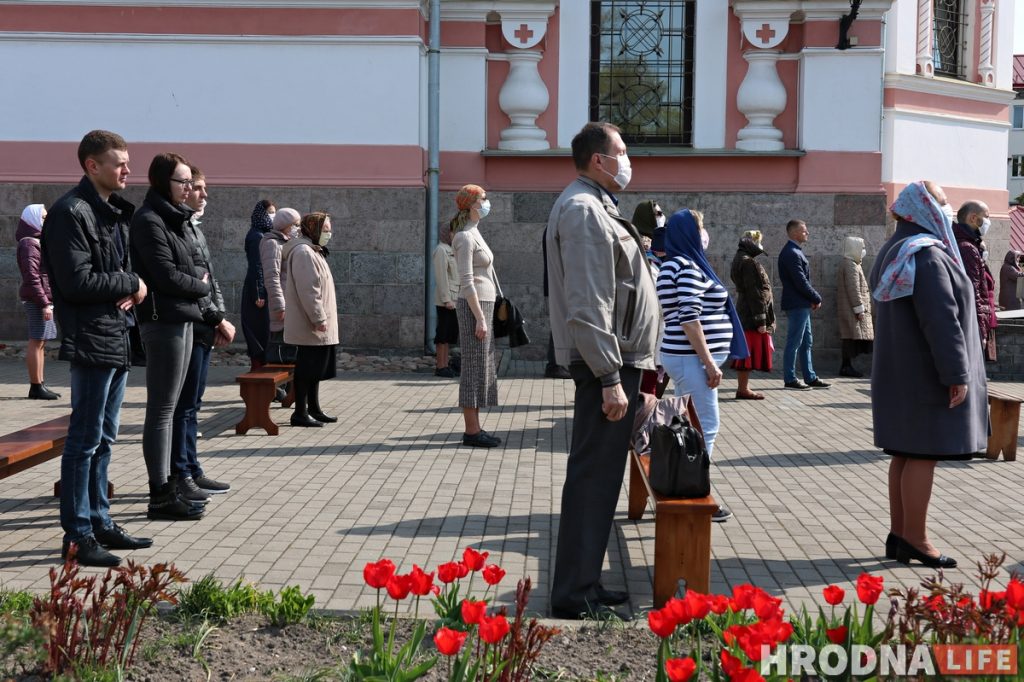 Литургия в Покровском соборе прошла на улице. Священники были в масках