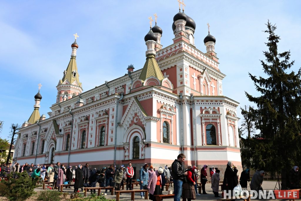Литургия в Покровском соборе прошла на улице. Священники были в масках