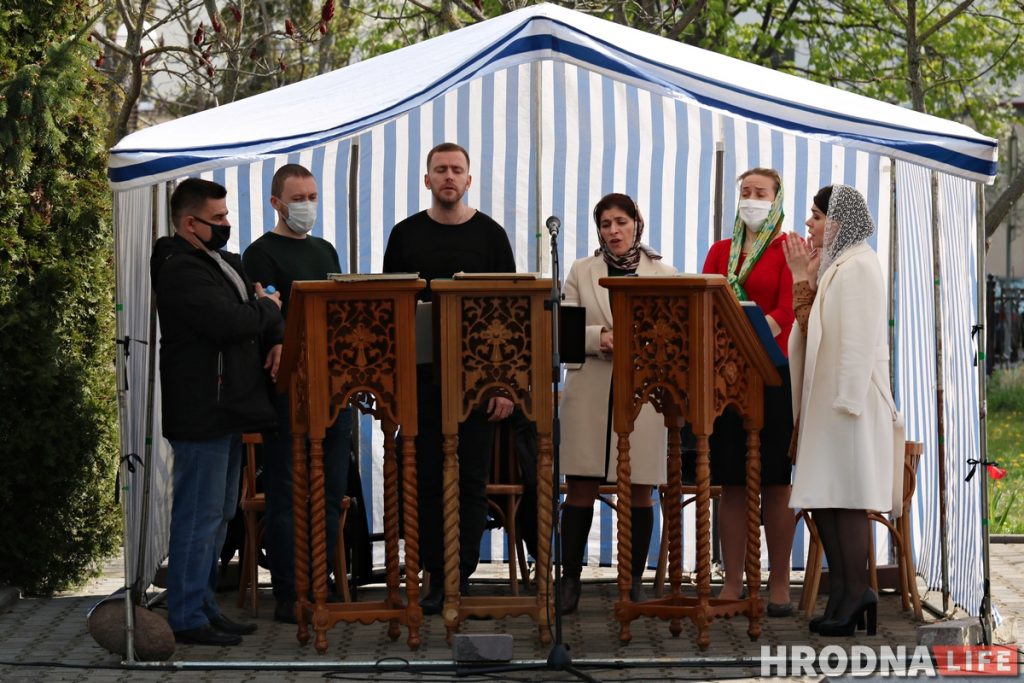 Литургия в Покровском соборе прошла на улице. Священники были в масках