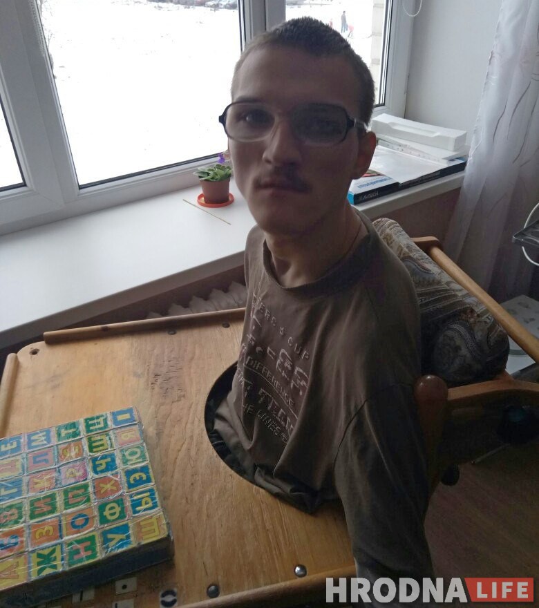 Написал 5 книг и завел 1000 друзей. История Максима, который провел в изоляции 25 лет