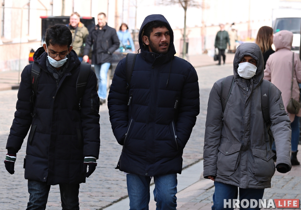 ФОТА: На вуліцах Гродна з'явілася шмат людзей у масках ФОТА: На вуліцах Гродна з'явілася шмат людзей у масках