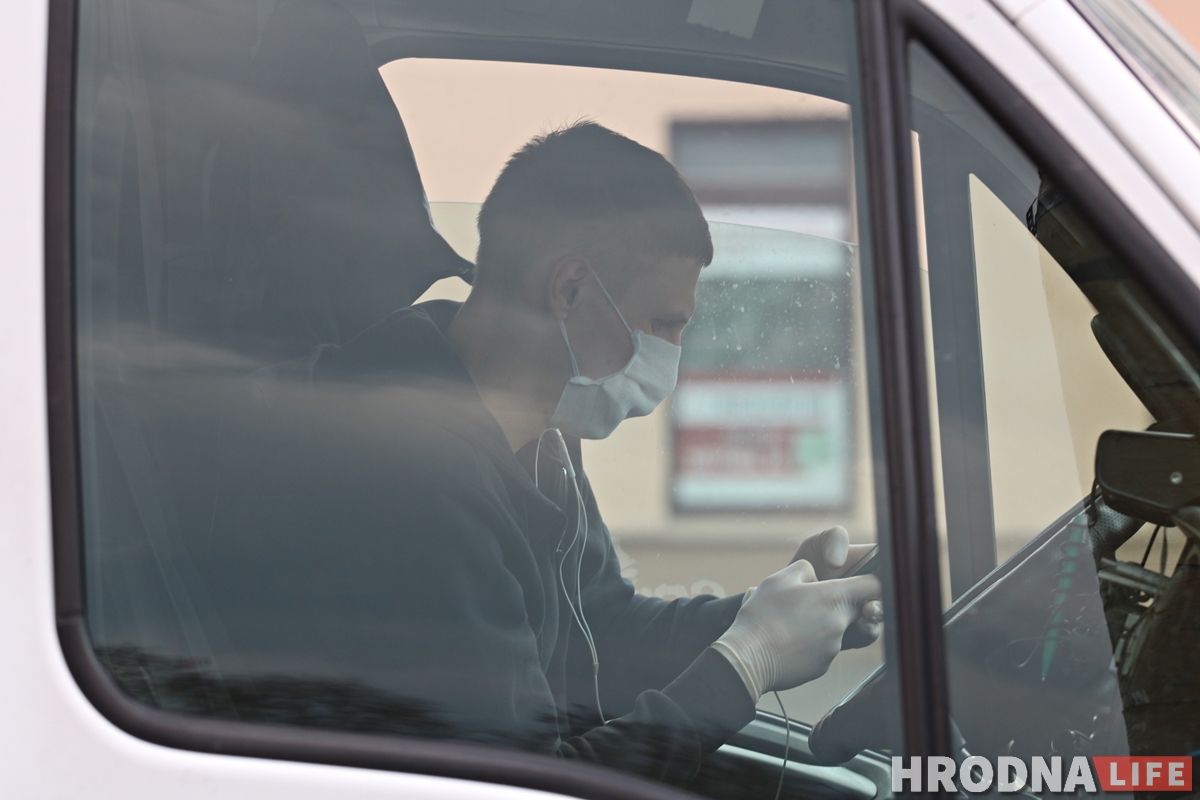ФОТА: На вуліцах Гродна з'явілася шмат людзей у масках ФОТА: На вуліцах Гродна з'явілася шмат людзей у масках