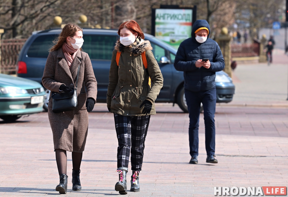 ФОТА: На вуліцах Гродна з'явілася шмат людзей у масках ФОТА: На вуліцах Гродна з'явілася шмат людзей у масках