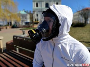 «Я даўно быў гатовы». Чаму гродзенец ходзіць па горадзе ў процівагазе «Я даўно быў гатовы». Чаму гродзенец ходзіць па горадзе ў процівагазе