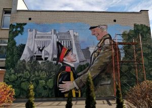 «Няўдалая інтэрпрэтацыя сацрэалізму». На сцяне школы ў Гродне з'явіўся мілітарысцкі роспіс Школа 28 Гродно кадетские классы роспись стены