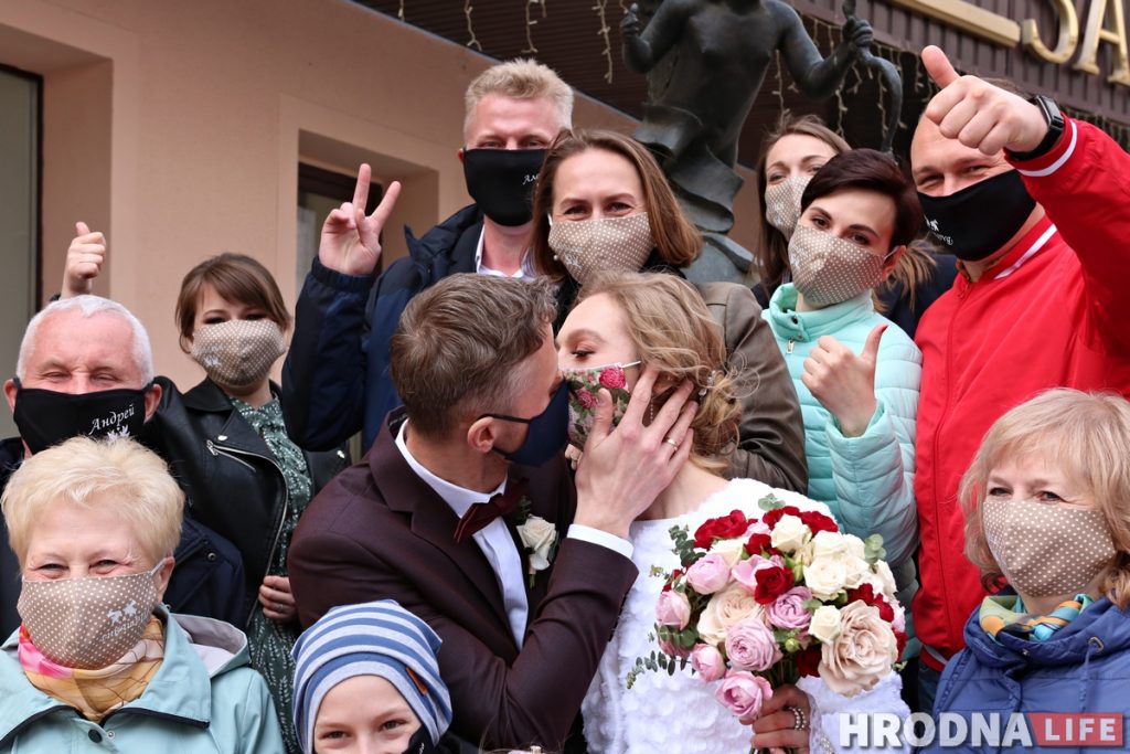 Вяселле падчас каранавіруса: у Гродне маладыя і госці прыйшлі ў ЗАГС у масках